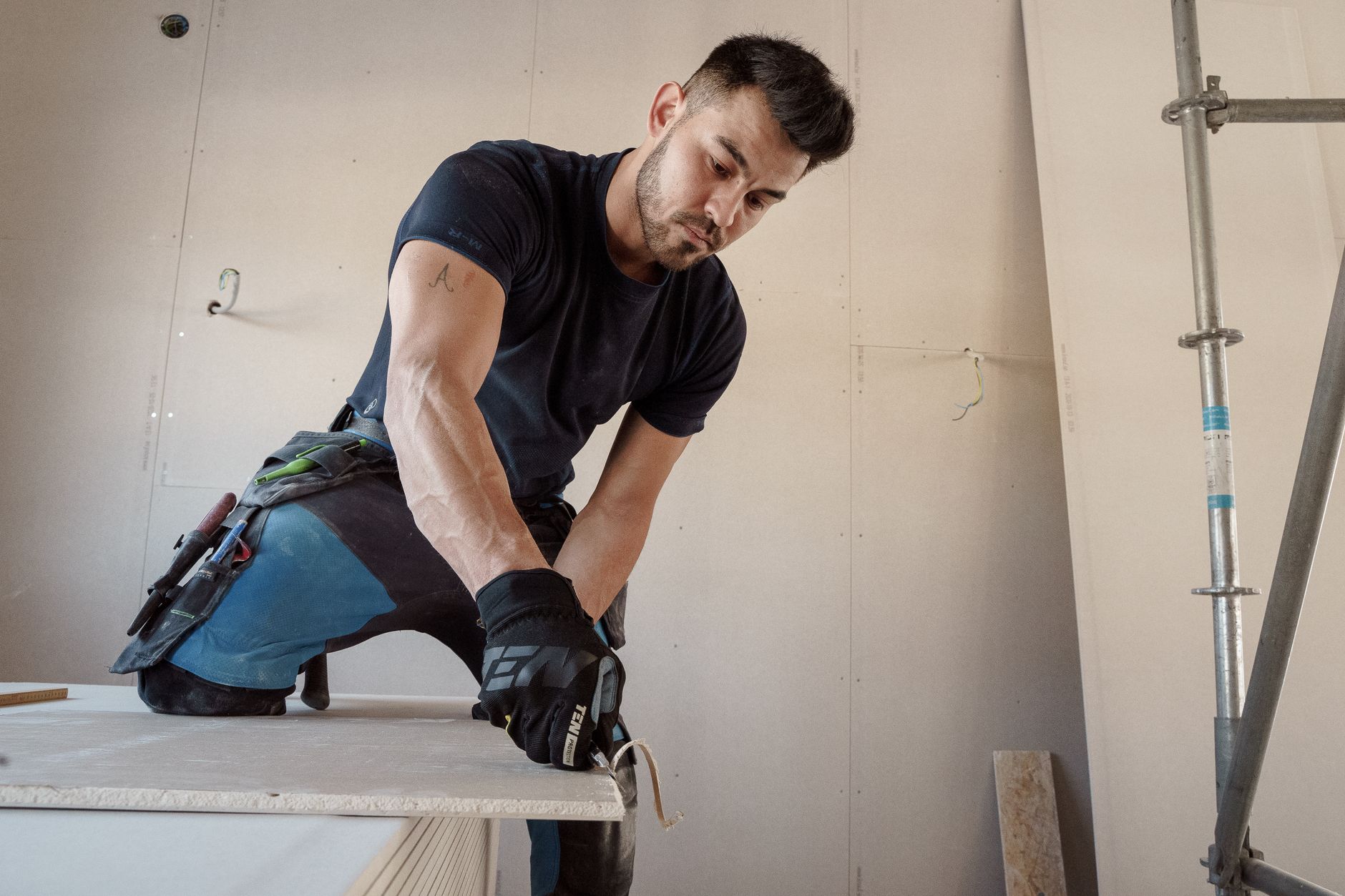 Taglio di una lastra di cartongesso in cantiere