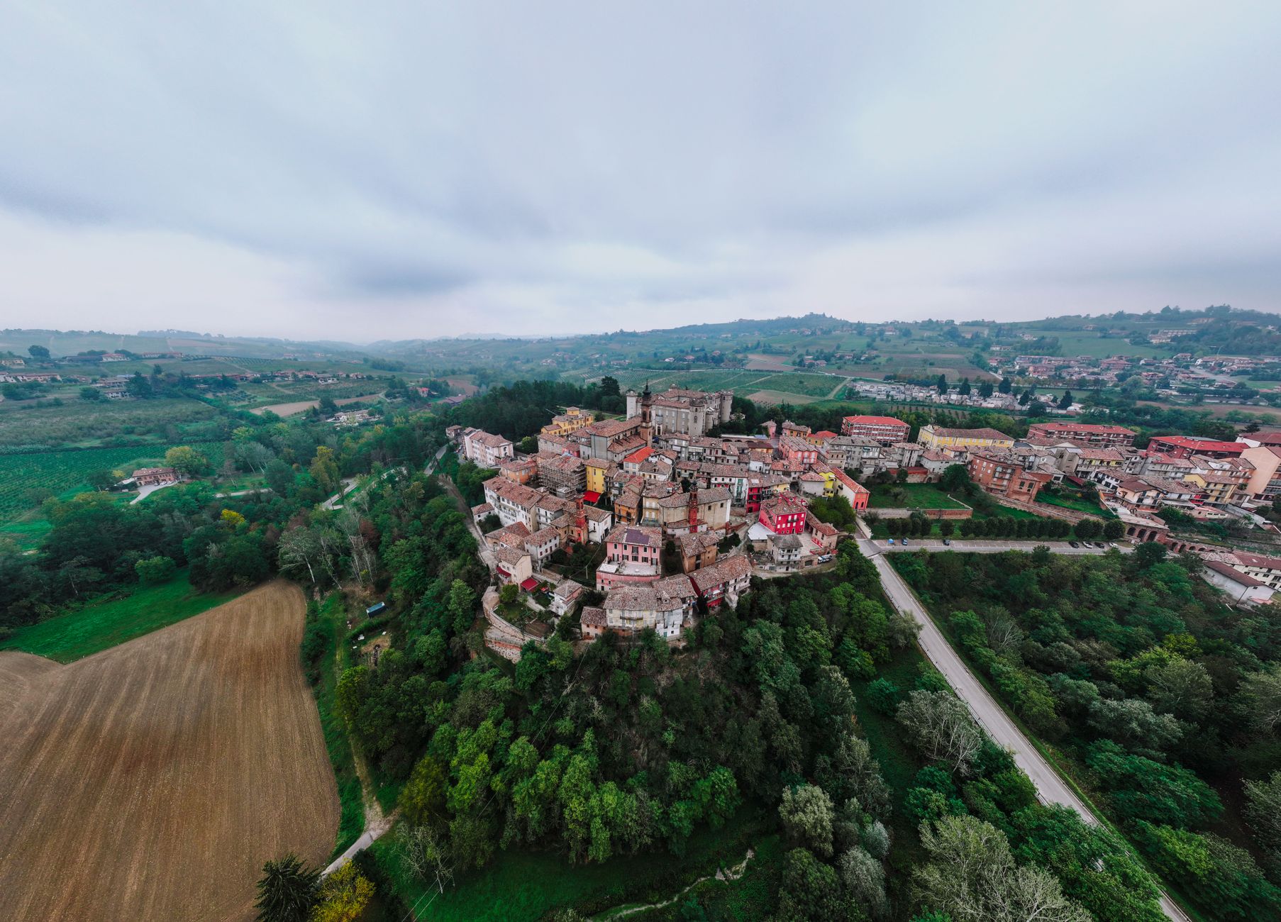 Veduta dall'alto di Costigliole d'Asti, uno dei comuni serviti