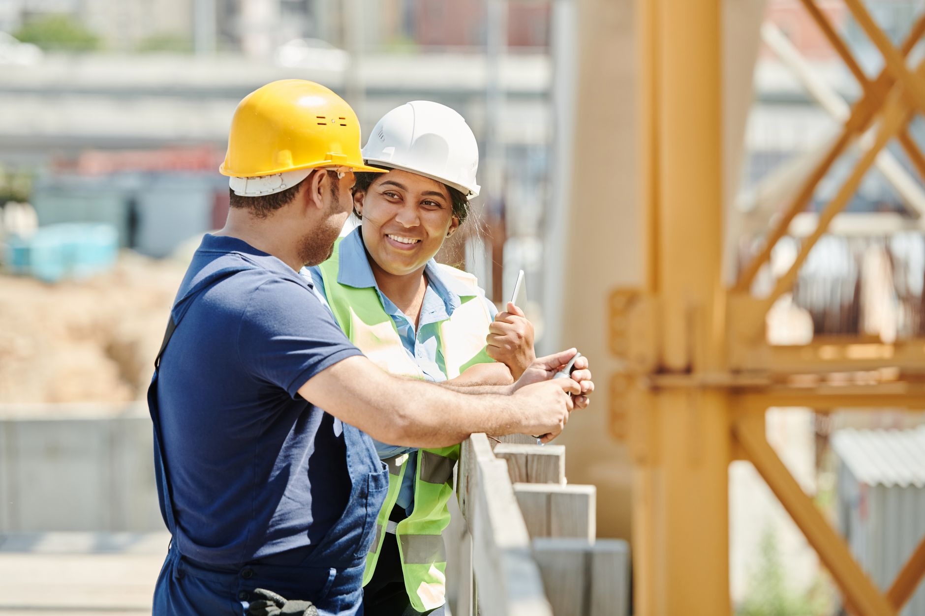Due tecnici di Bertino Impianti sul cantiere
