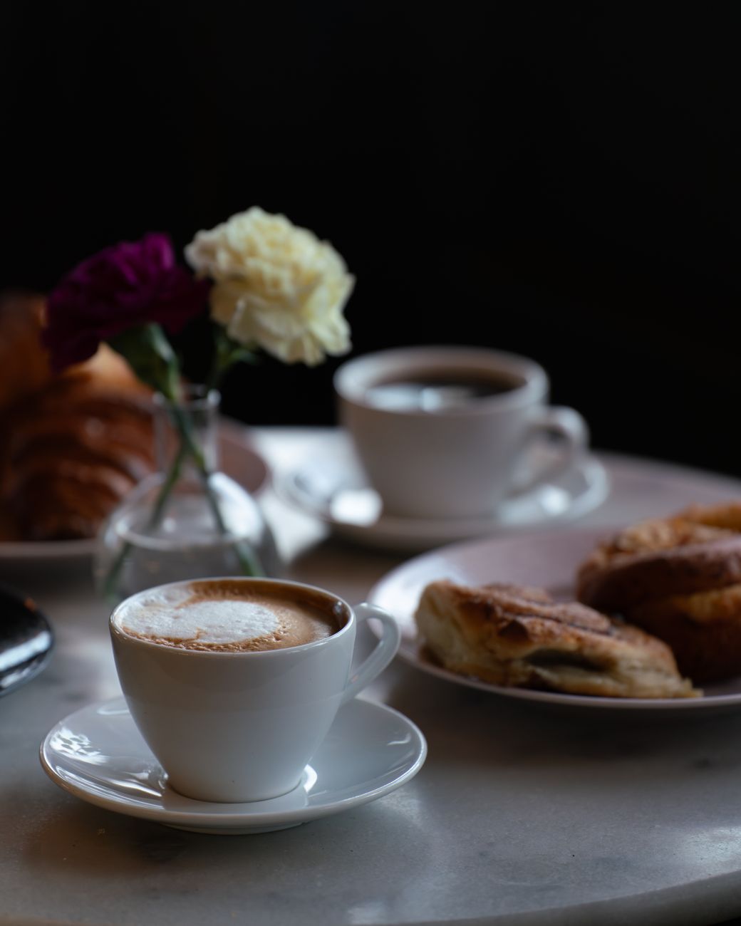 Cappuccino appena servito su bancone in legno