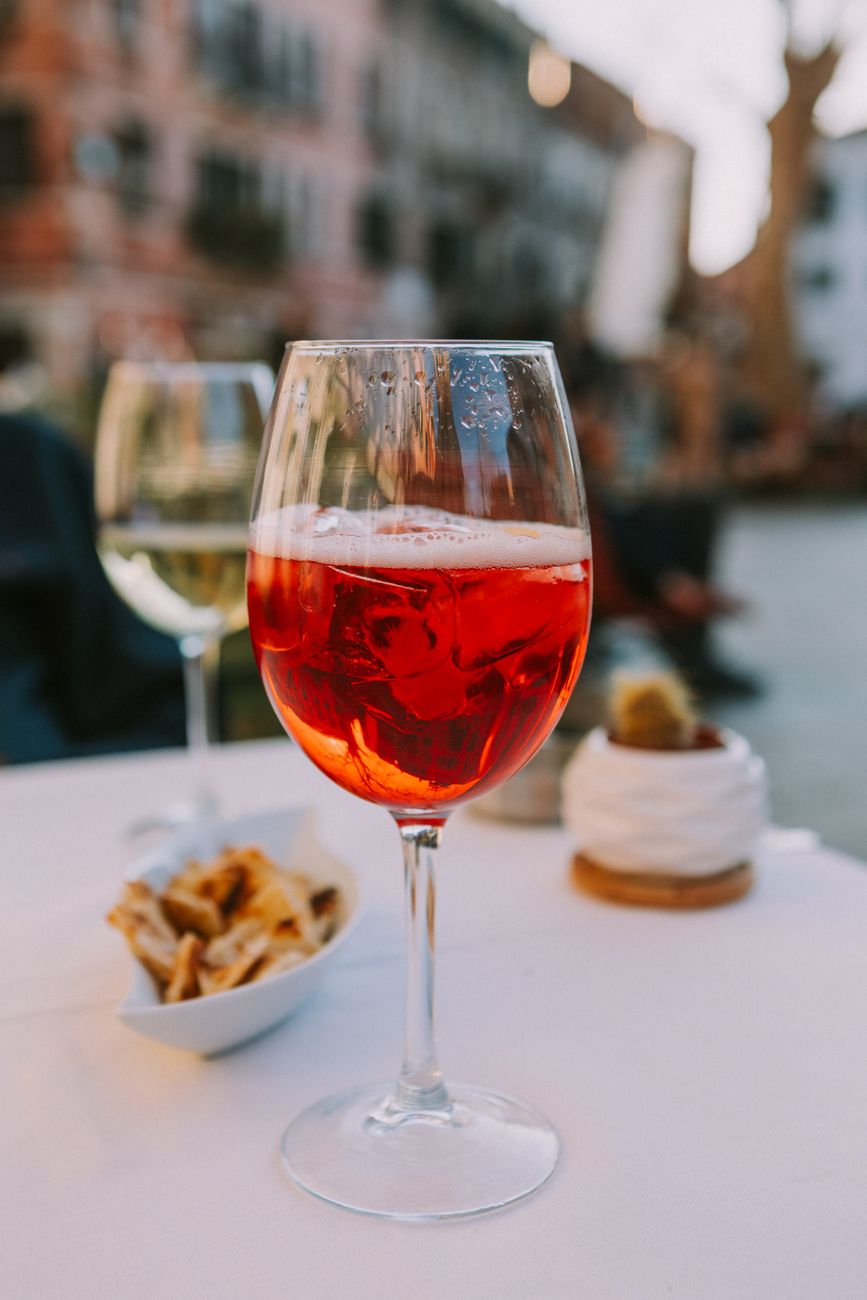 Aperitivo con drink e stuzzichini pronto al bancone
