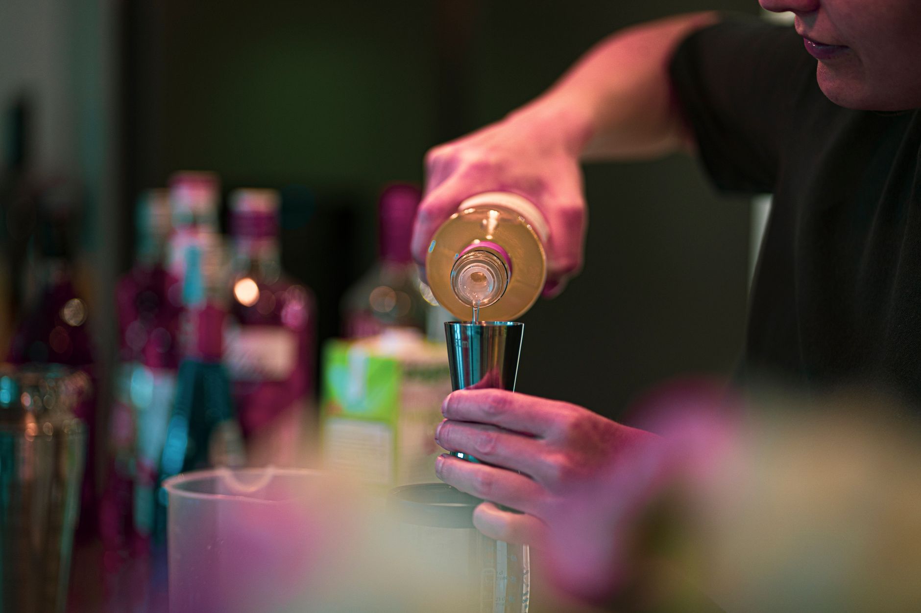 Barista che prepara un cocktail al bancone la sera