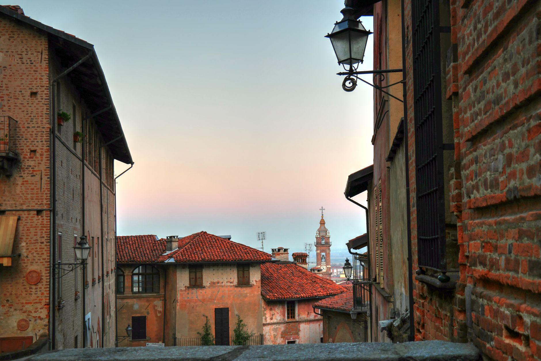 I tetti del centro storico al tramonto — al posto di questa foto va la mappa