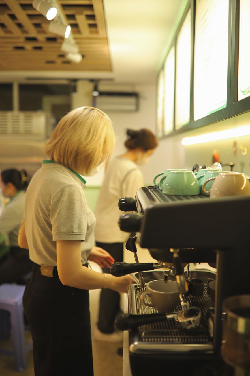 I baristi di Caffè Meridiana dietro al bancone