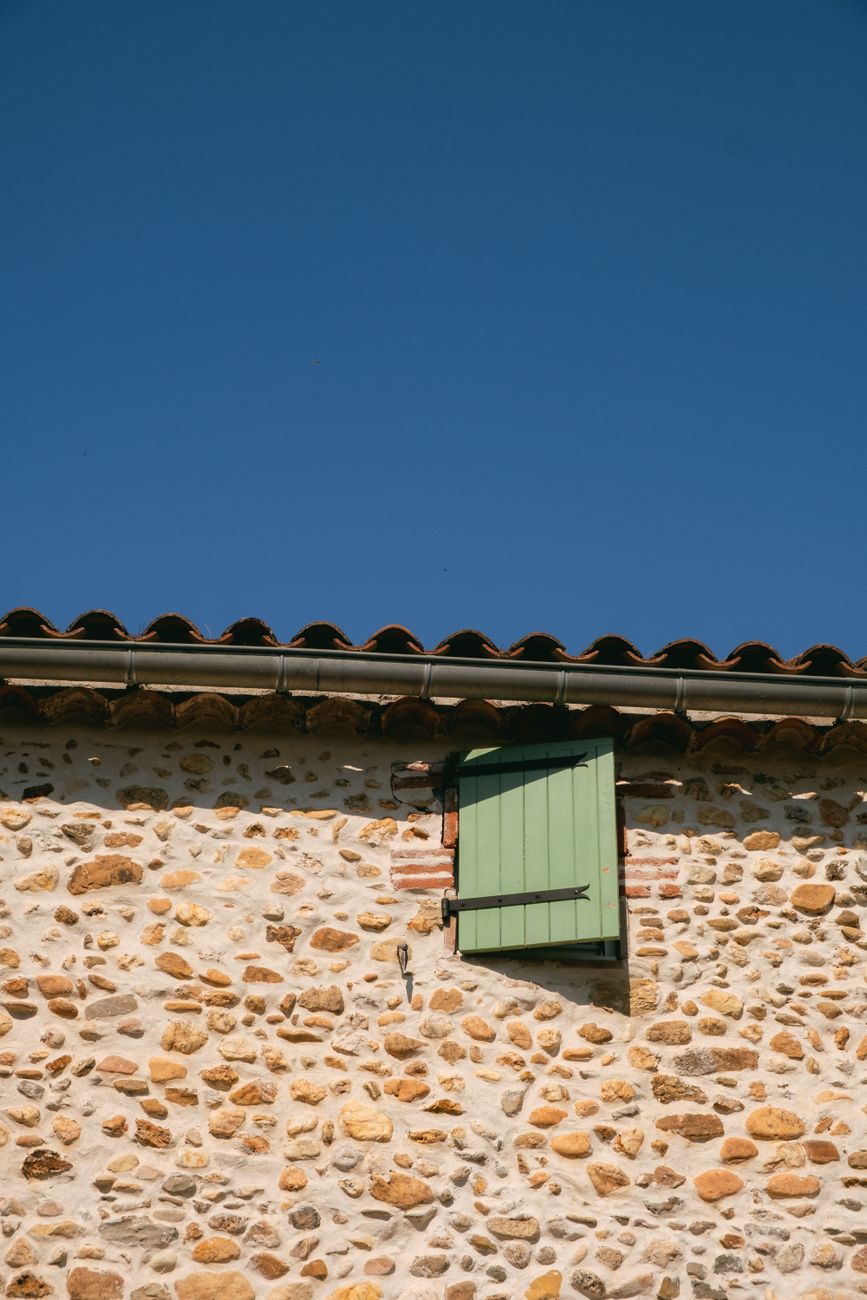 Casale in pietra della Cascina Rosalia visto dall'esterno