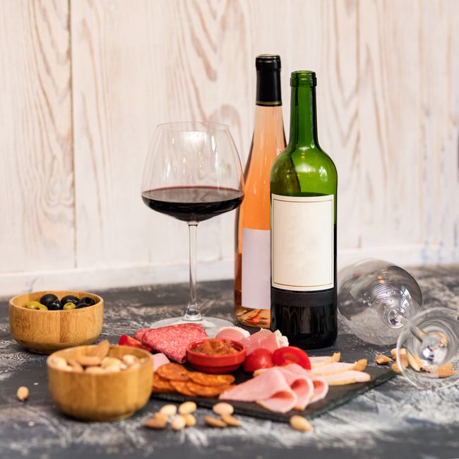 Calice di vino rosso versato al tavolo di degustazione