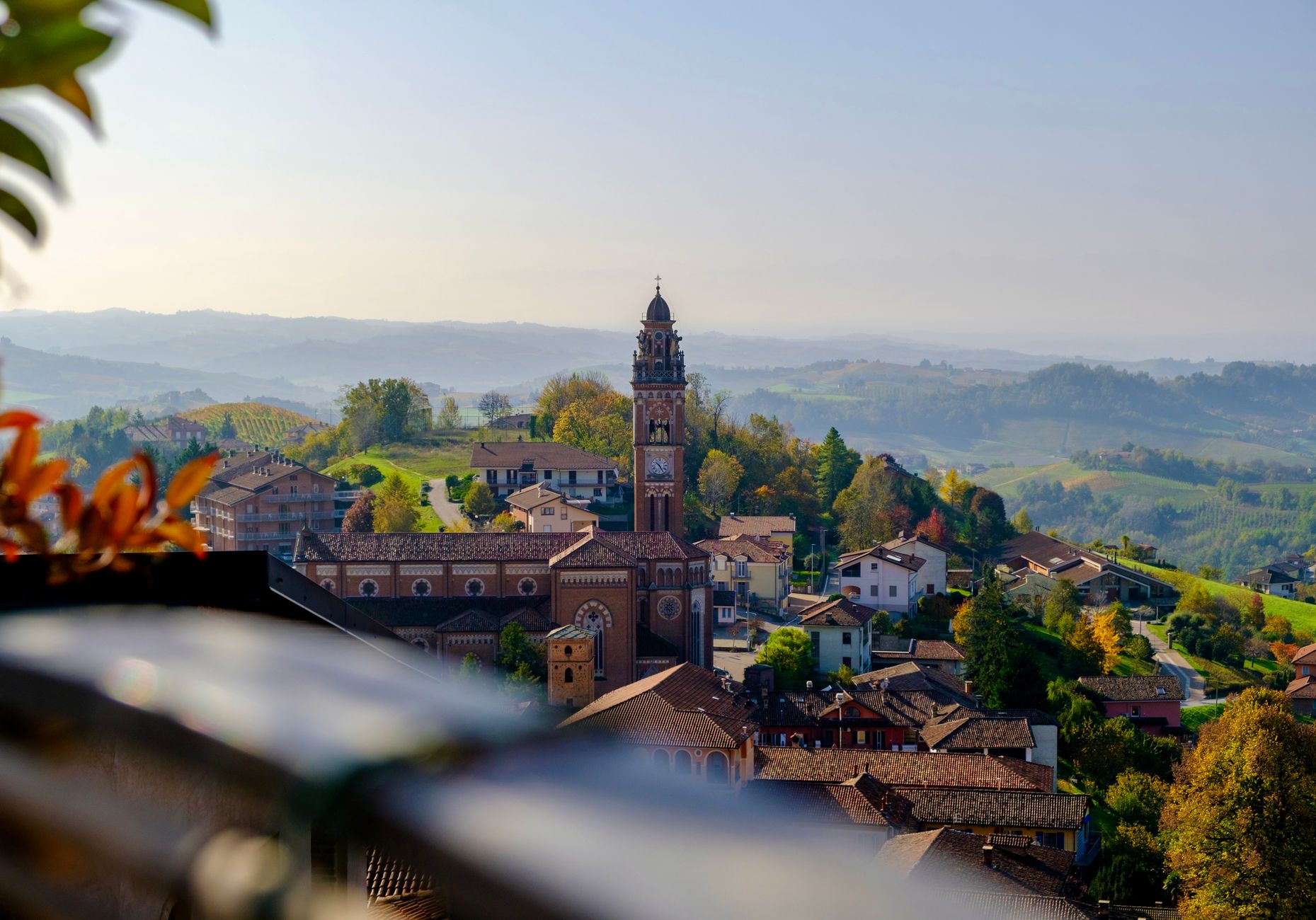 Il borgo sulla collina fra i vigneti, a Nizza Monferrato — al posto di questa foto va la mappa