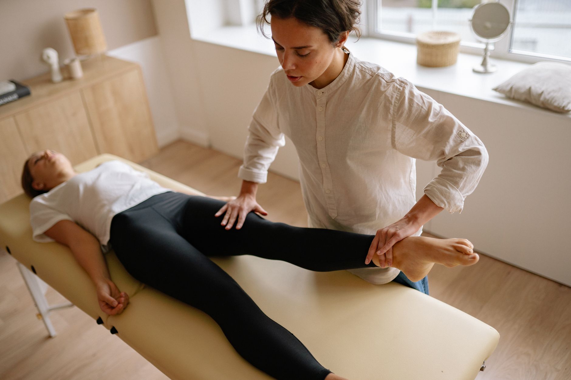 Mobilizzazione dell'anca durante una seduta di fisioterapia