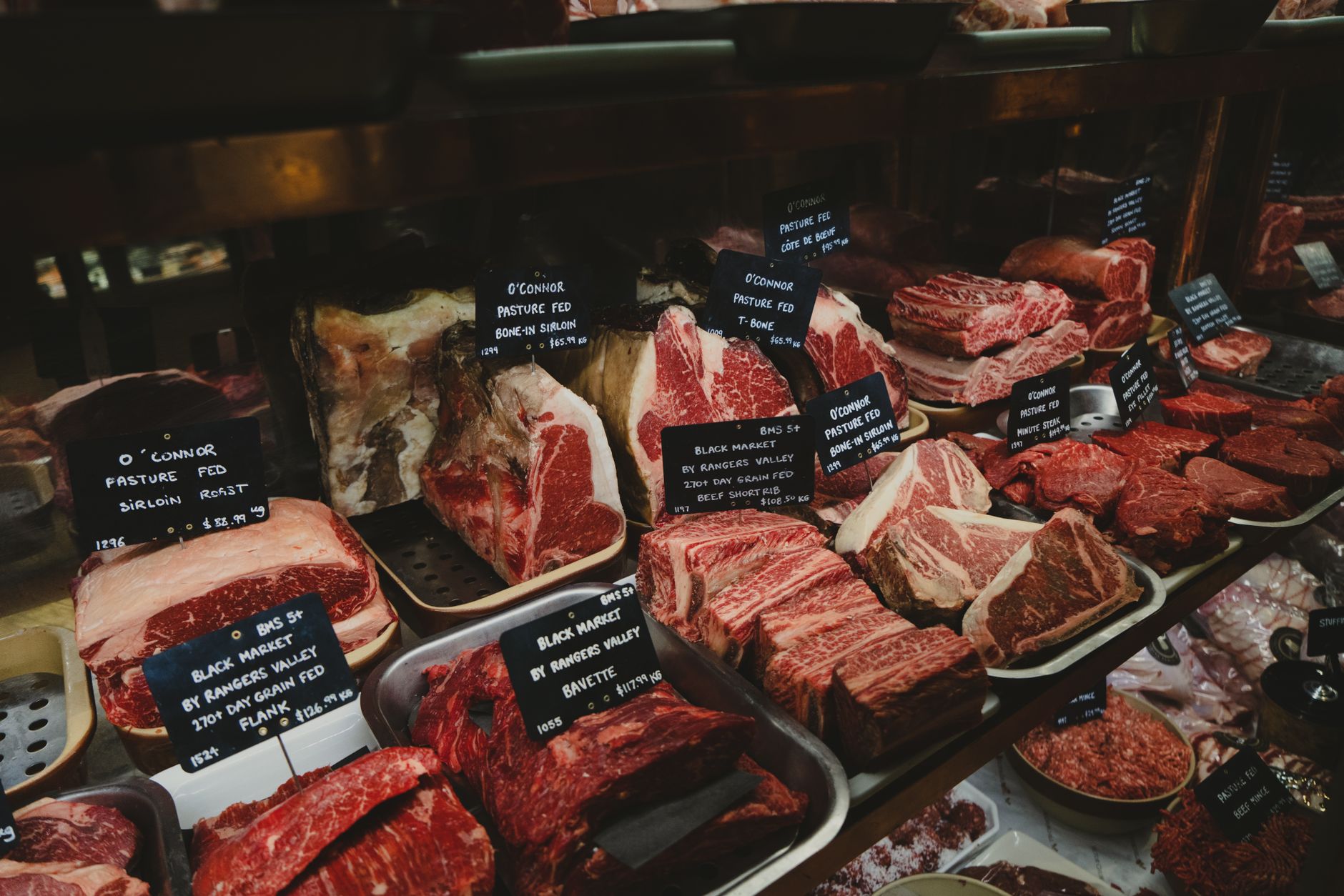 Vetrina refrigerata con i tagli di carne e i cartellini dei prezzi