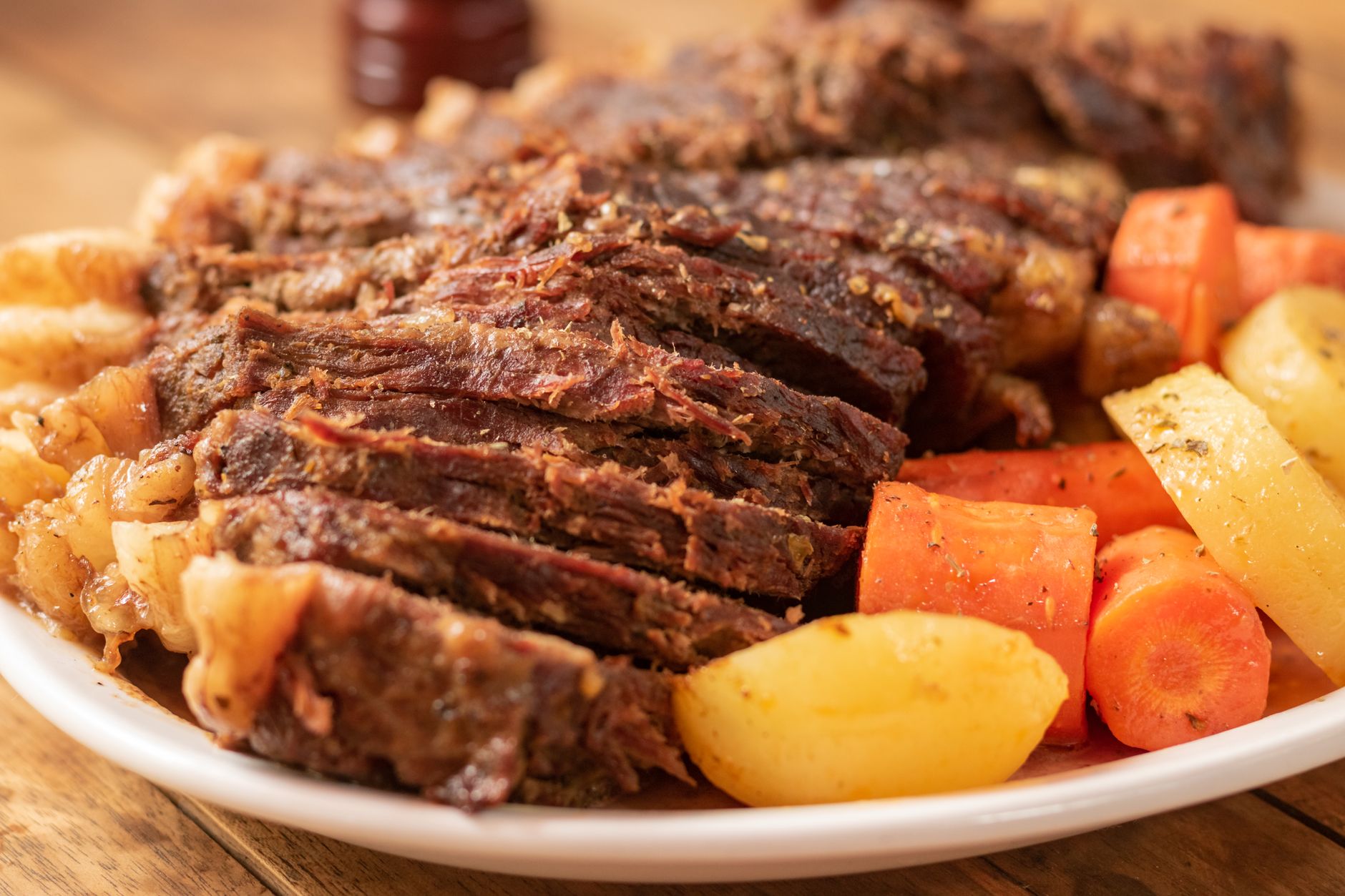 Arrosto di vitello affettato con patate e carote