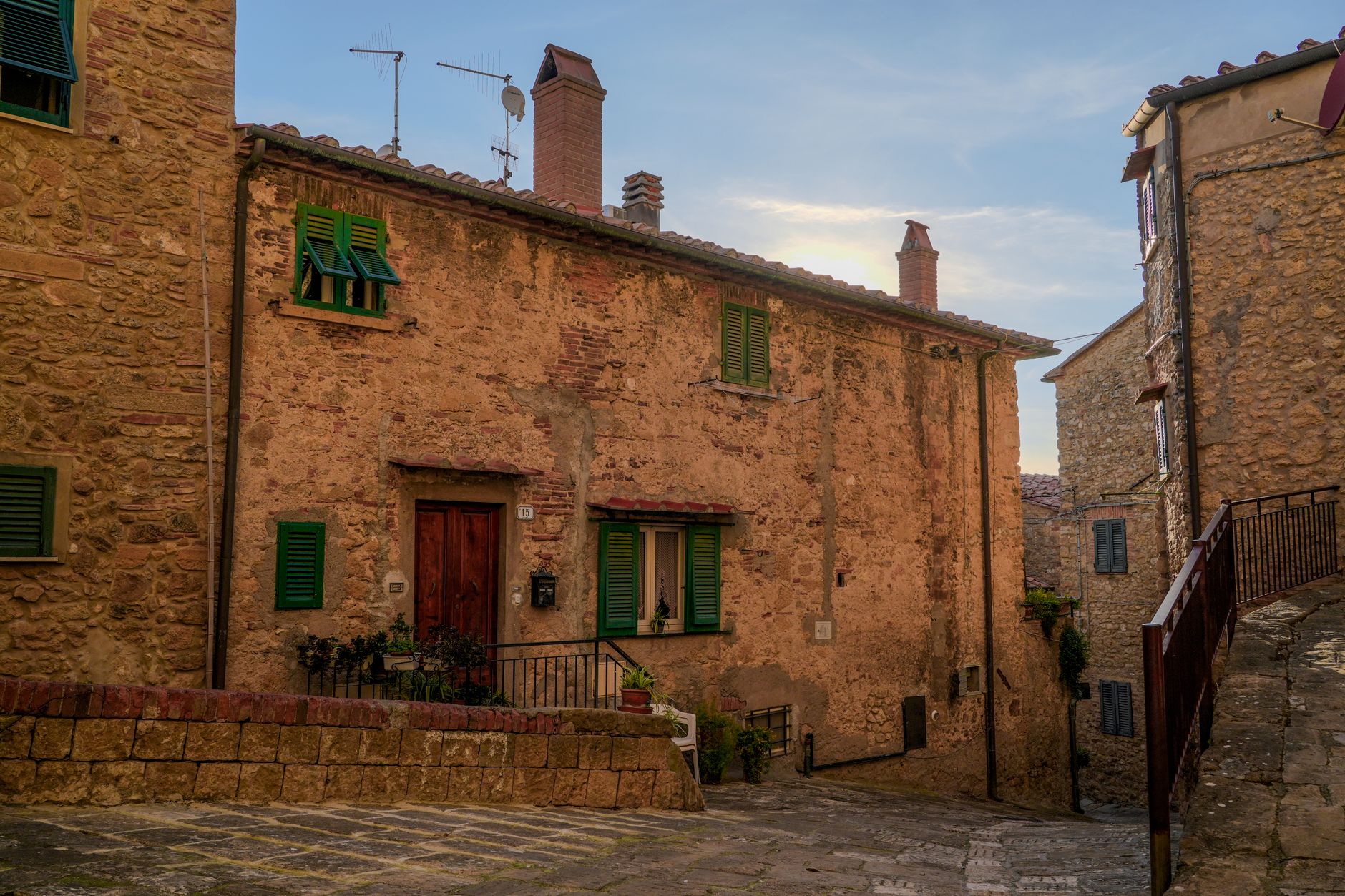 La via del centro dove si trova la bottega