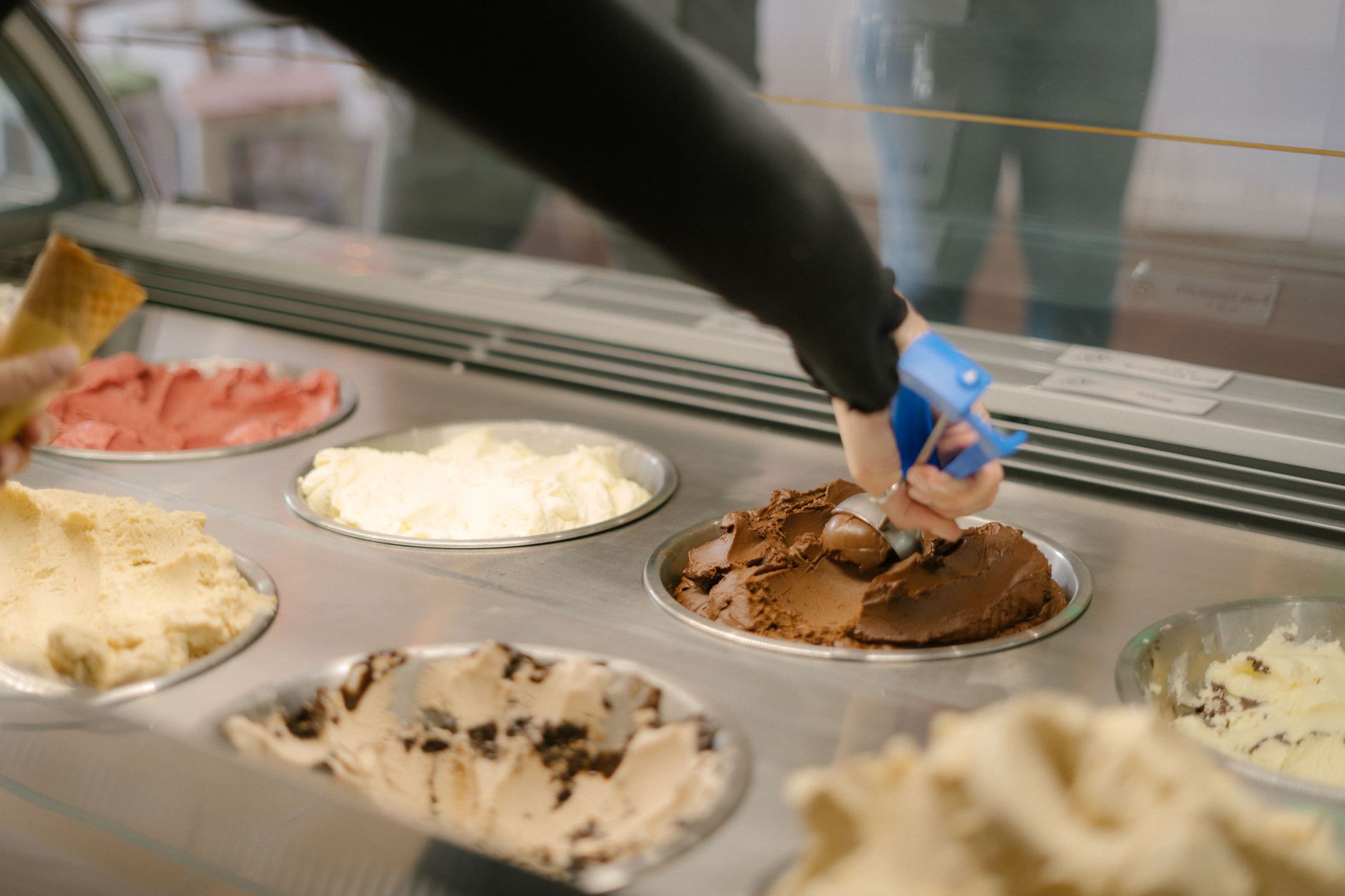 Porzionatura del gelato al cioccolato dal banco