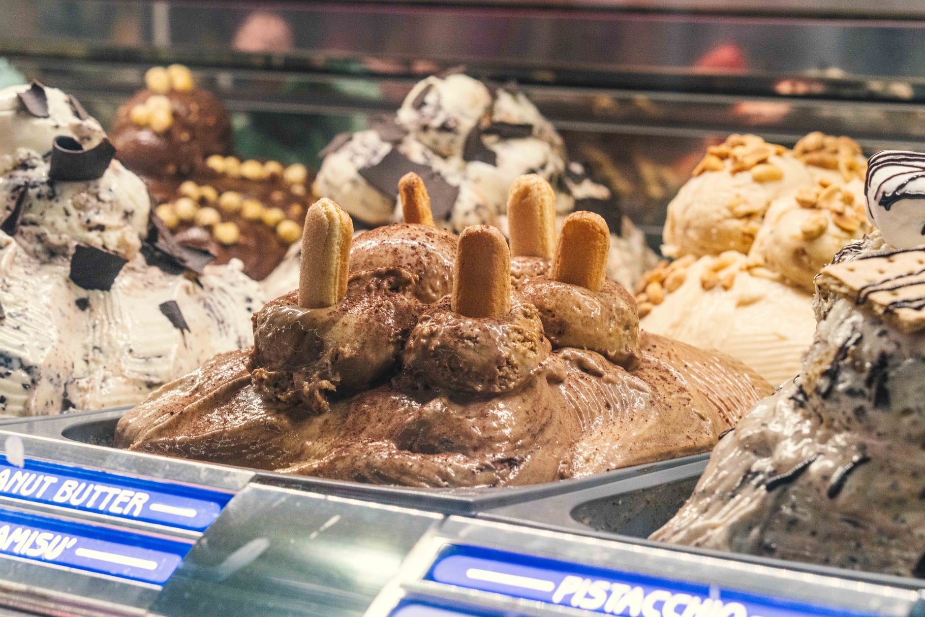 Vetrina con creme e gusti al cioccolato decorati