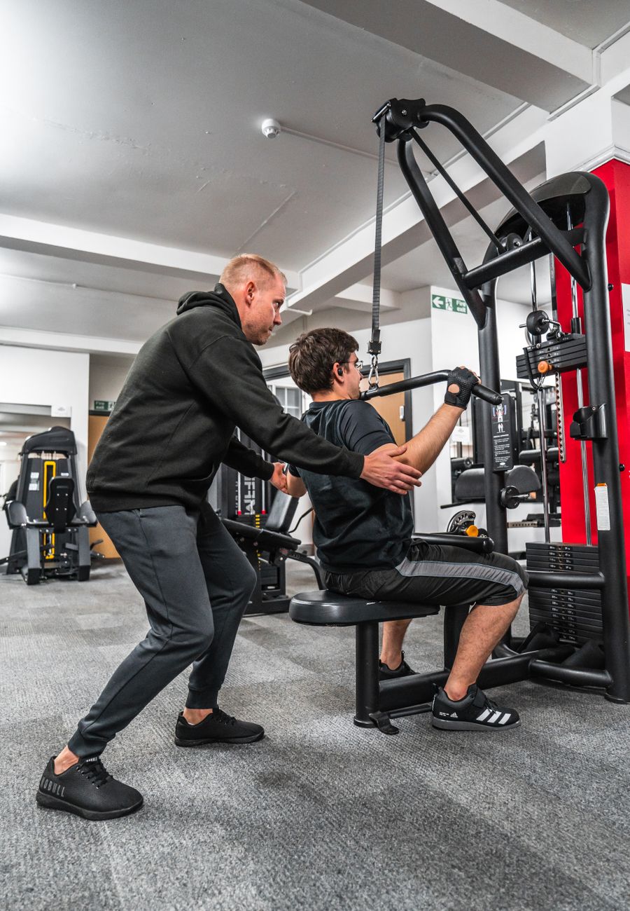 Trainer capo palestra durante una sessione di allenamento