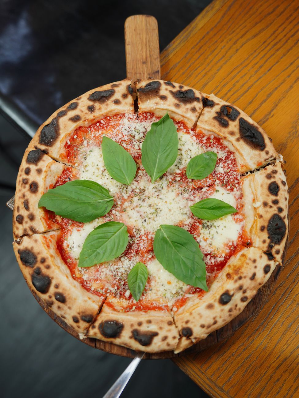 Pizza appena sfornata pronta da servire