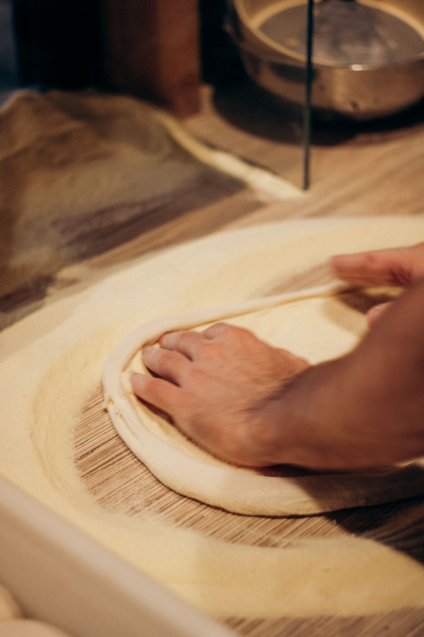 Impasto della pizza lavorato a mano