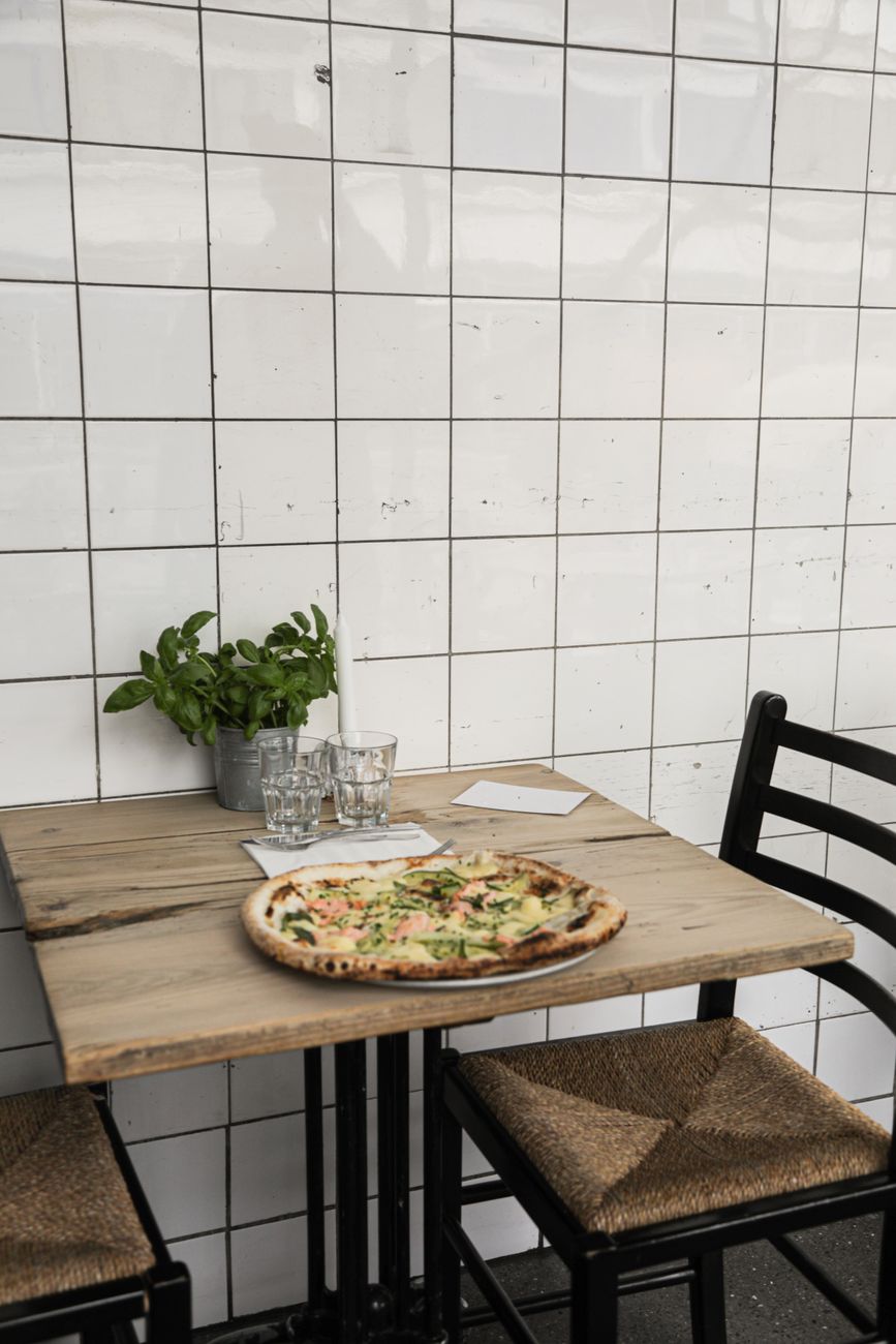 Dettaglio di una pizza farcita con ingredienti freschi