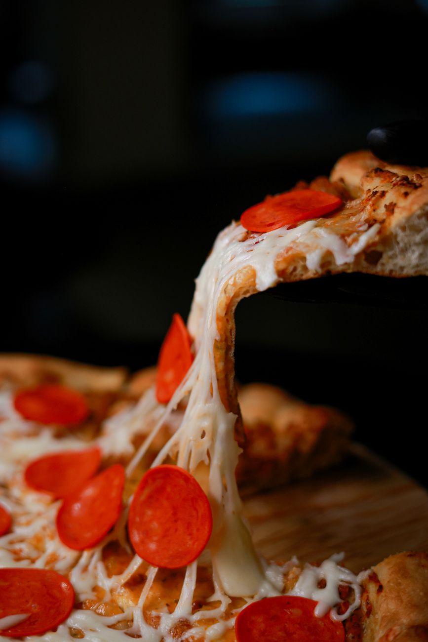 Pizza tagliata a fette pronta per l'asporto