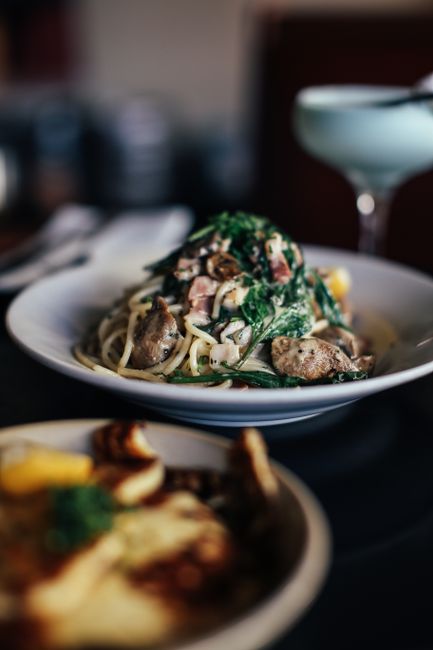 La sala dell'osteria con muri in pietra e luce calda