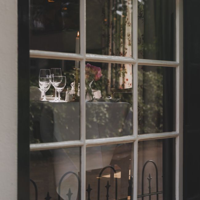 Il dehors dell'osteria in una sera d'estate